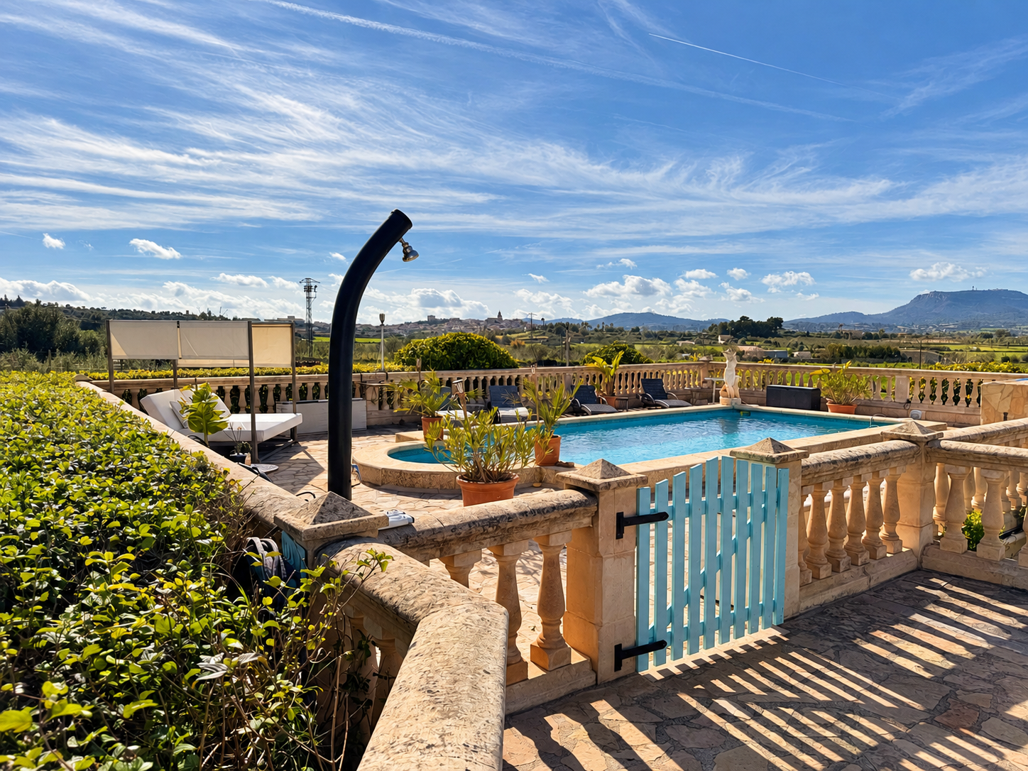 Pool, Terrasse und Landschaft des Anwesens in Montuïri